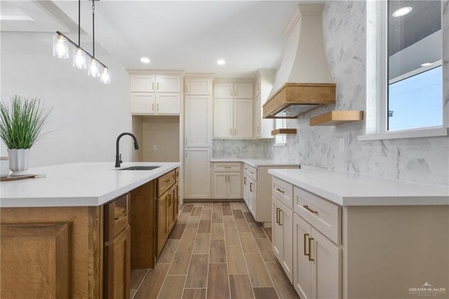 Building Photo - 17 N Alyna Ave