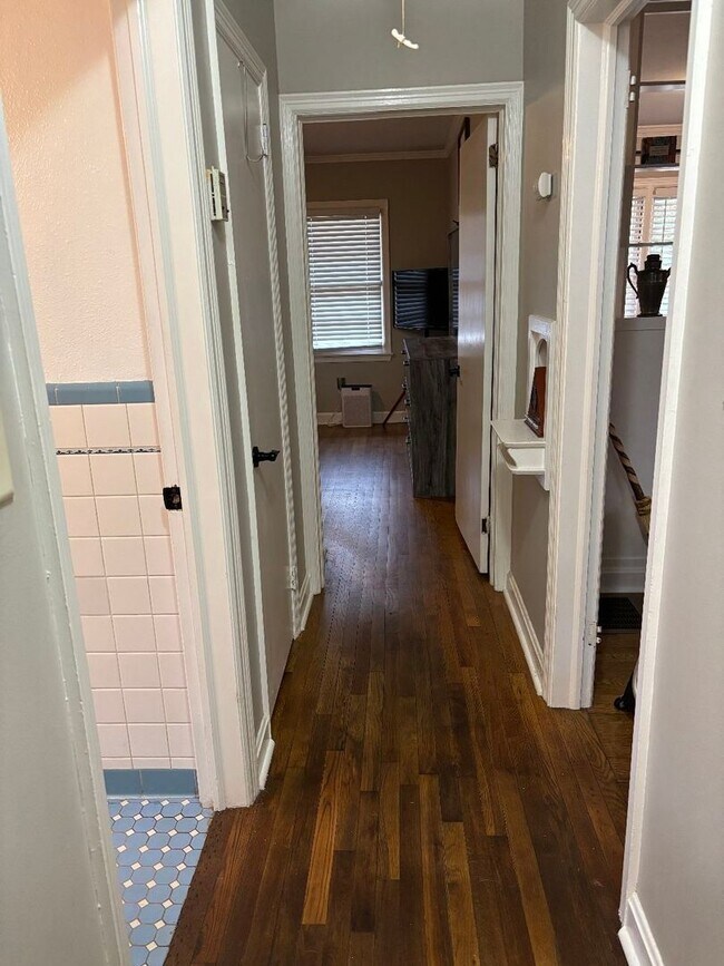 Building Photo - Fully Furnished and Move-in Ready: Charming 2BR/1BA Home