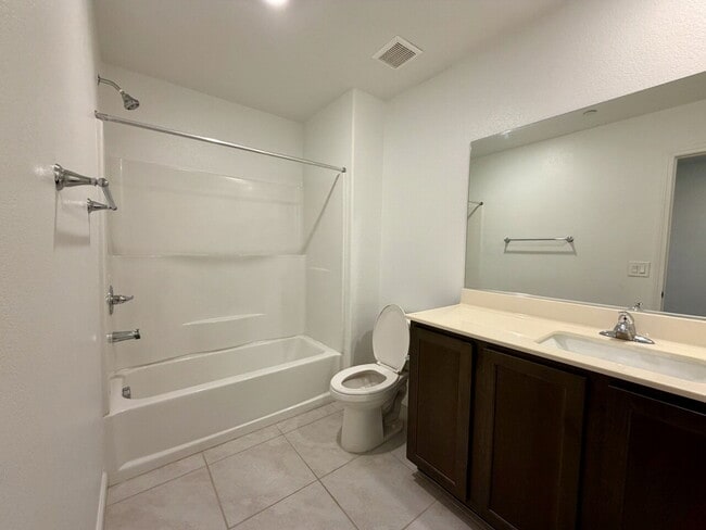 Building Photo - 3 BED 2.5 BATH 2 CAR GARAGE TOWNHOUSE FOR RENT LOCATED IN CADENCE MASTER COMMUNITY