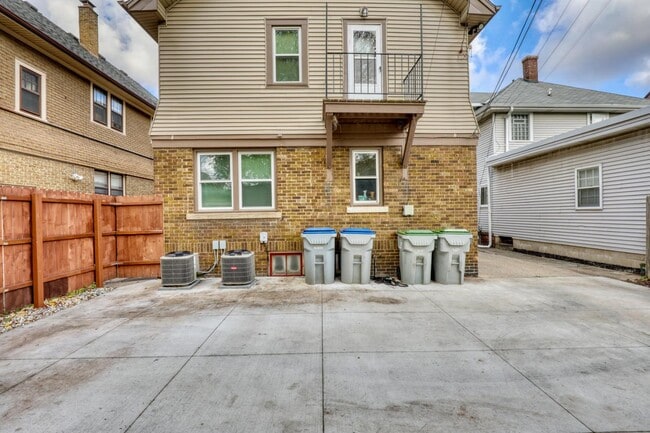 Building Photo - 5113 W Wisconsin Ave