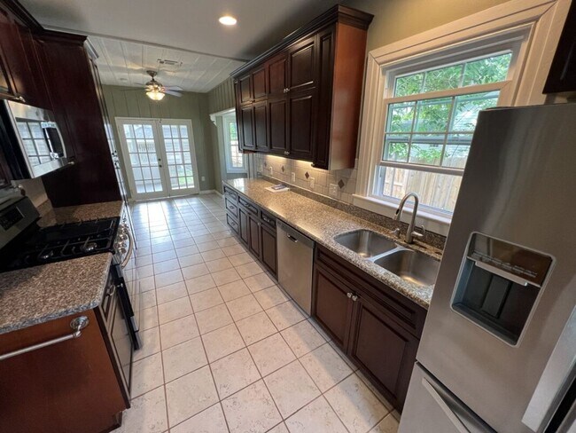Building Photo - Charming 3 Bedroom Home Near LSU, University Lakes & Parade Routes!