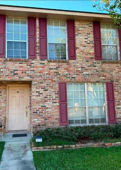 Building Photo - 211 Greenbriar Dr