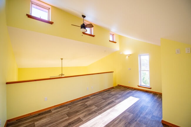 Building Photo - 10644 Peach Ridge Rd