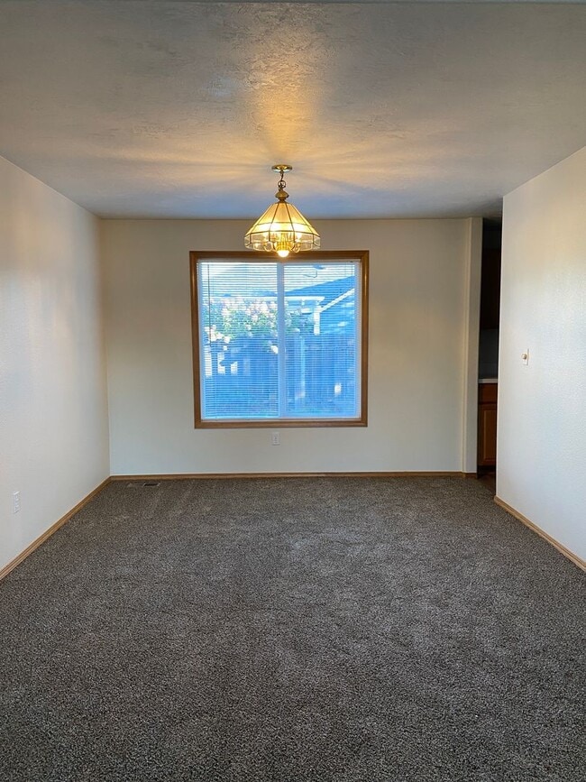 Building Photo - Spacious & Updated 4 Bedroom 2.5 Bath In H...