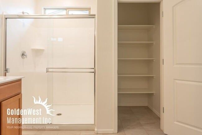 Building Photo - Bright & Airy 4 Bdm 2Ba in Quiet Neighborh...
