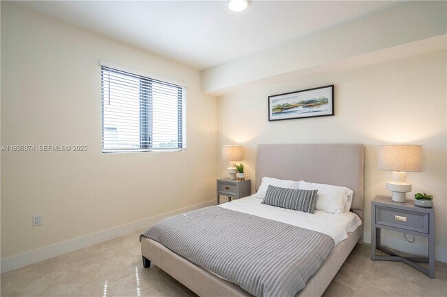 Building Photo - 1091 Galiano St