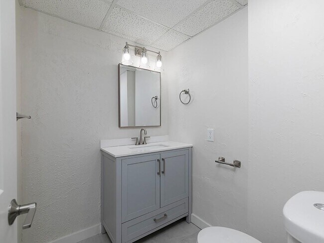 Building Photo - 2506 Kingsley Dr NE