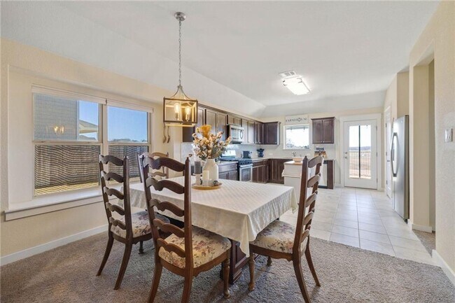 Building Photo - Warm & Inviting 3BR / 2BA Home with Large Backyard