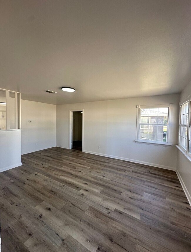 Building Photo - Cozy Contemporary Cottage – Charming 3-Bed...