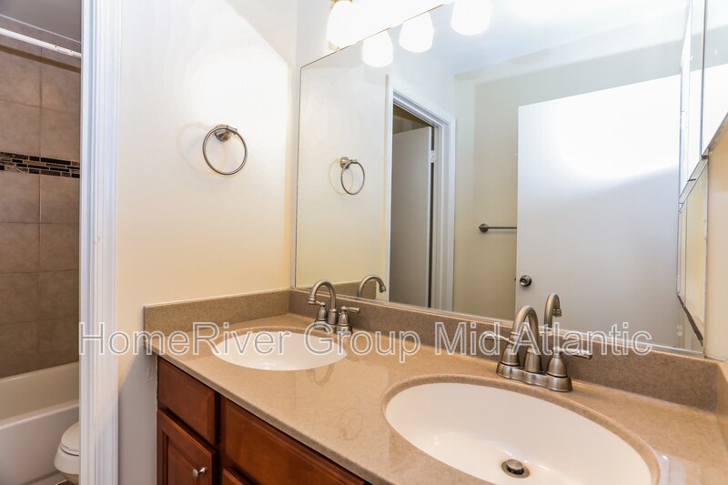 Building Photo - 475 Crisfield Dr