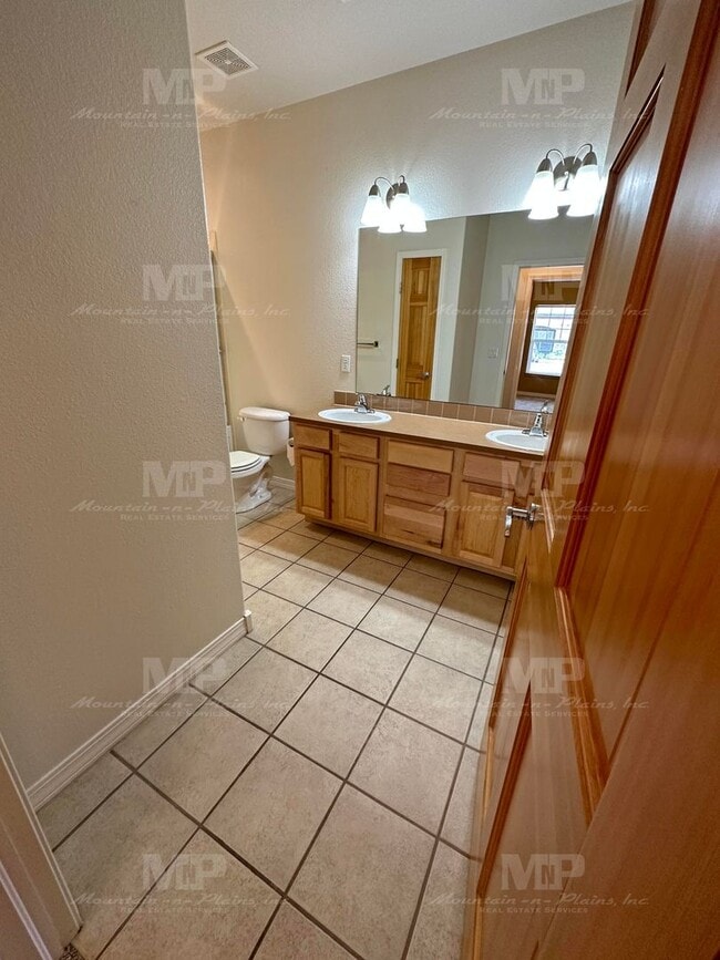 Building Photo - 5220 Boardwalk Dr