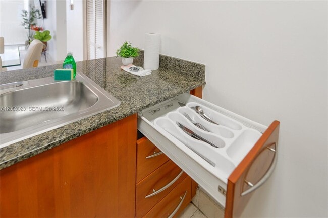 Building Photo - 1200 Brickell Bay Dr