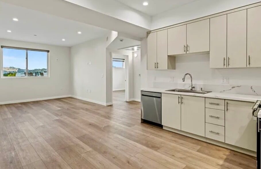 Building Photo - 439 Oak St