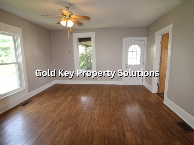Building Photo - Updated 2 BR 1 BA House with Garage and Ce...