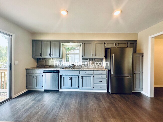 Building Photo - Cozy Ranch Home in Shawnee w/ Plenty of Natural Light, Wood Floors Throughout and an Updated Kitc...