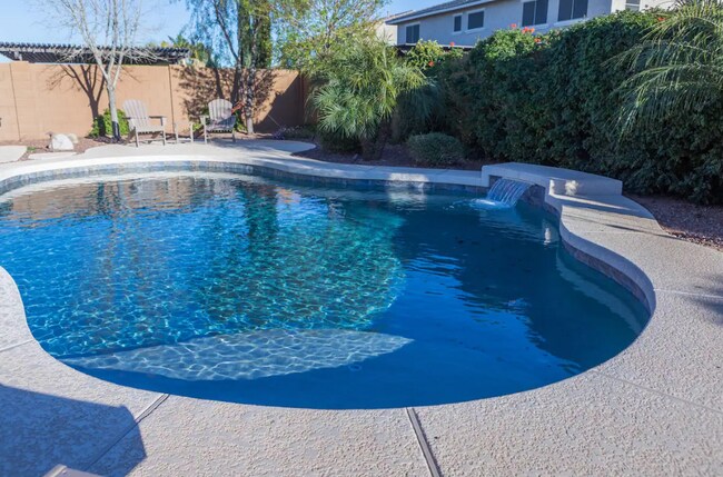 Building Photo - 18519 W Paradise Ln