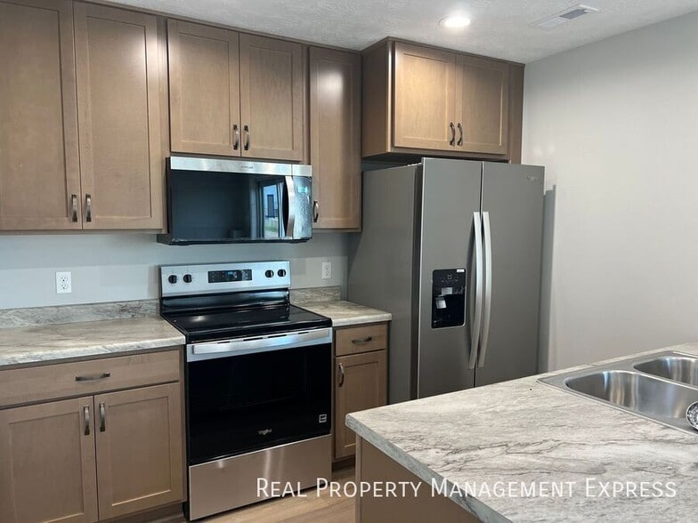 Building Photo - 3 Bedroom 1.5 Bathroom Townhome