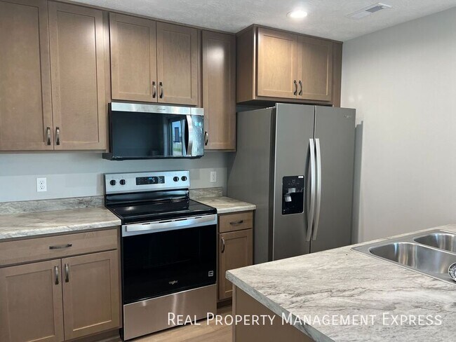 Building Photo - 3 Bedroom 1.5 Bathroom Townhome
