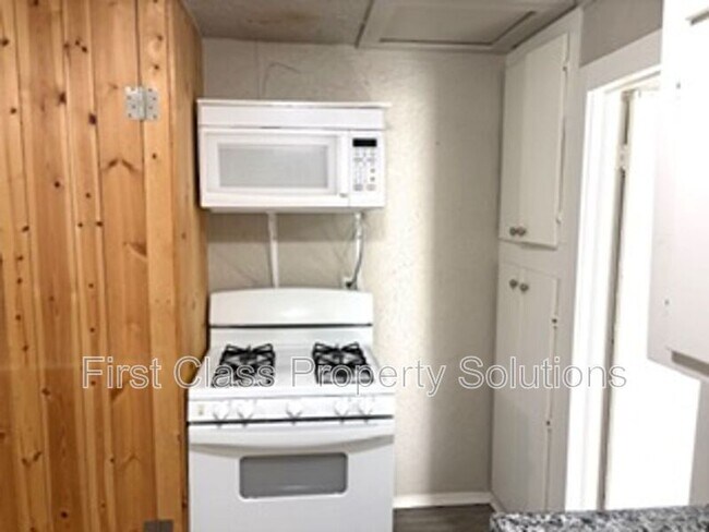 Building Photo - 404 S Burdick St