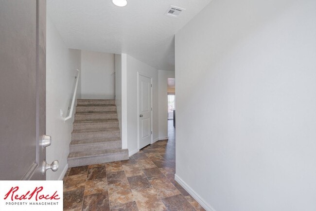 Building Photo - End Unit Fossil Hills Townhome with 3 Beds and 2.5 Baths
