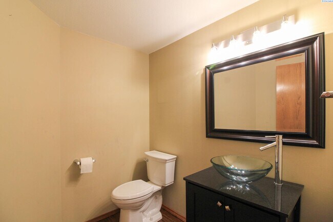 Building Photo - 4 Bed/2 Bath + an Office Richland House