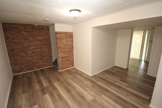 Building Photo - Freshly renovated 3 bedroom with bonus roo...