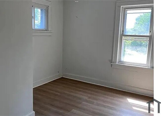 Building Photo - Spacious 3-bedroom, 1-bath Home