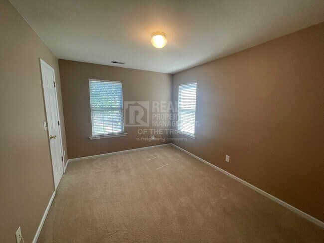 Building Photo - Amazing End Unit 3bd/2.5ba Townhome zoned ...