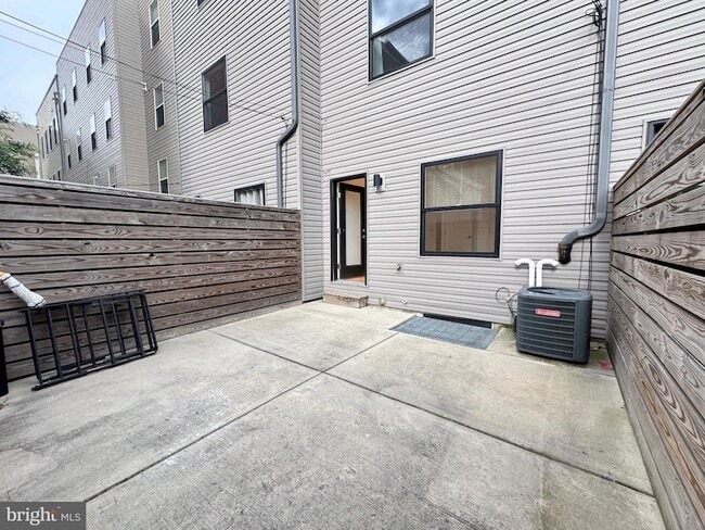Building Photo - 966 N Marshall St