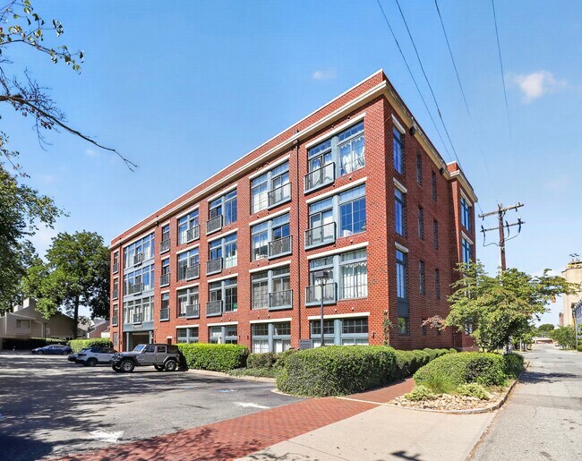 Building Photo - 626 N Graham St
