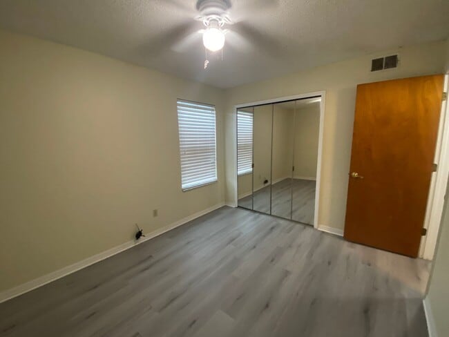 Building Photo - Great 3 Bedroom, 2 Bathroom condo in the V...