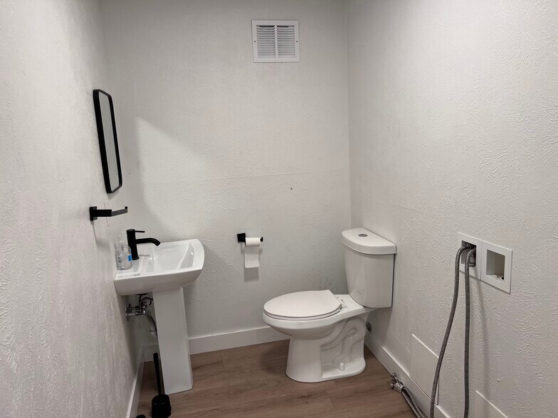 Building Photo - 1632 Chester St