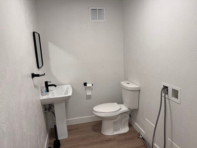 Building Photo - 1632 Chester St