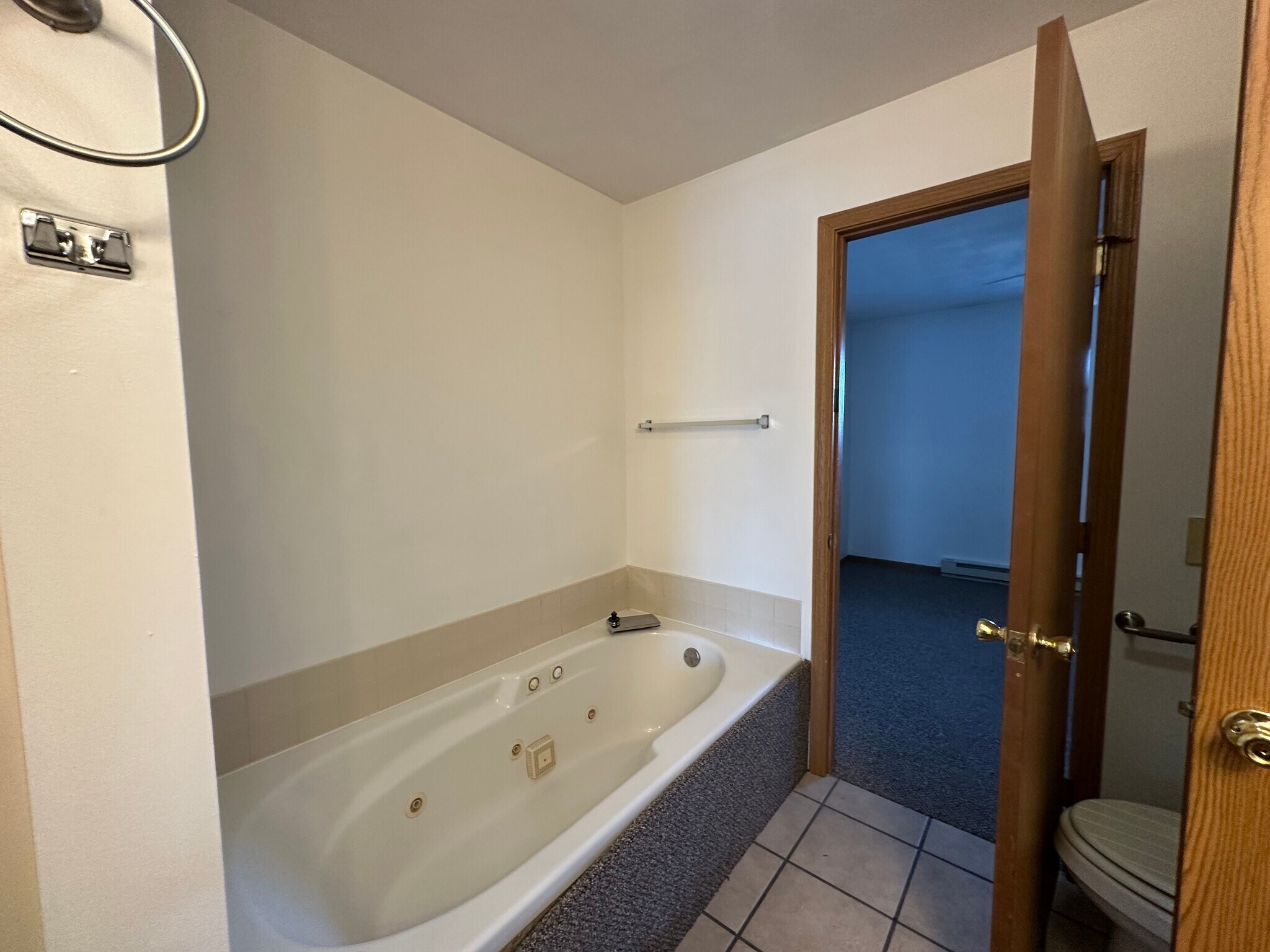 6’ jacuzzi tub - 1010 Lakeshore Dr