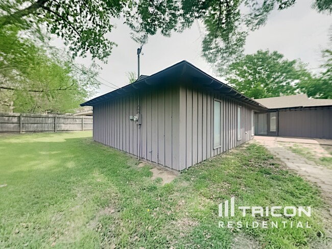 Building Photo - 1713 Brown Trail