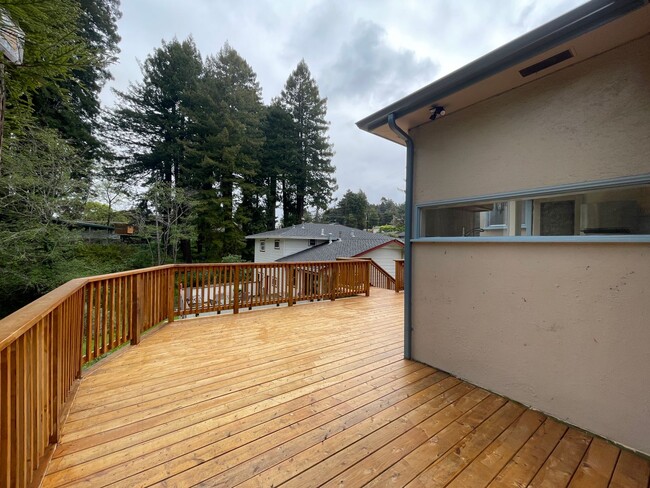 Building Photo - Beautiful and Spacious Home with New Deck ...