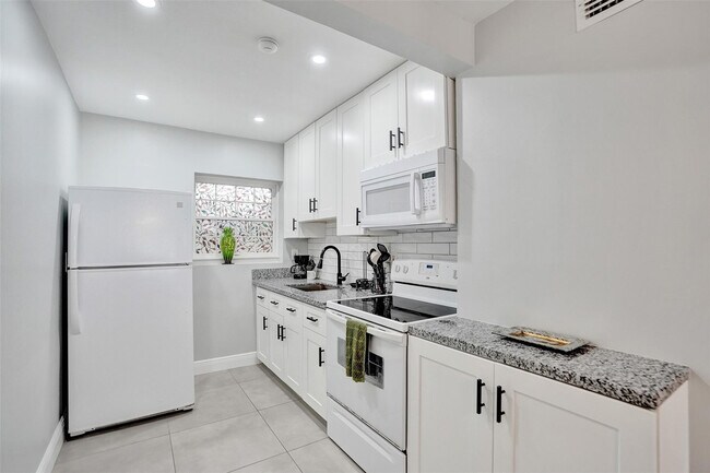 Building Photo - 901 SE 14th Ct