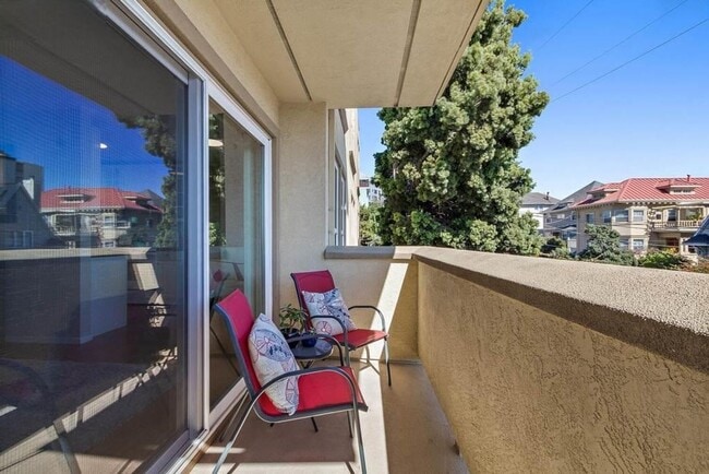 Building Photo - Updated Condo Steps from Lake Merritt with Parking and Utilities Included