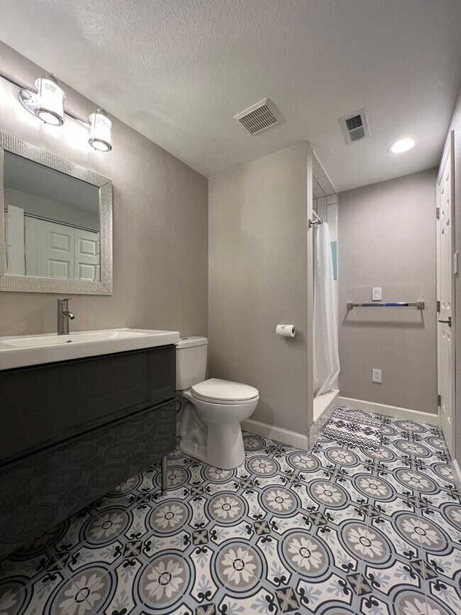 Building Photo - 4-Bedroom Gem in Erie: Modern Luxury, Ideal Space! Available March