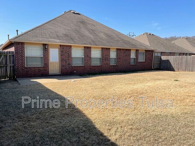 Building Photo - 108 E Granger St