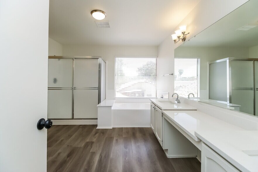 Building Photo - 4527 E Hampton Ave