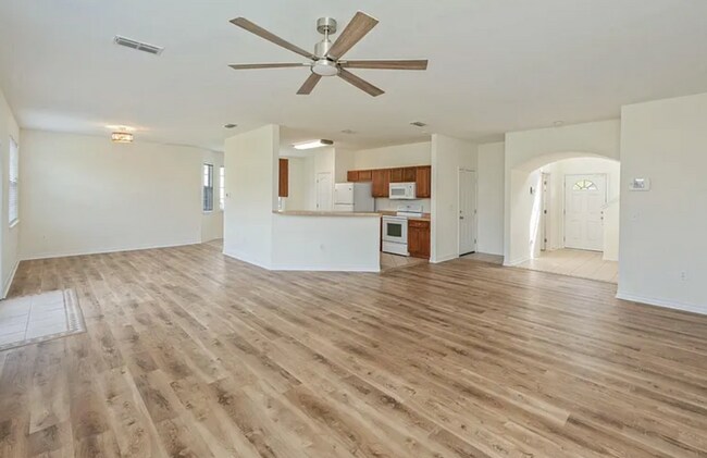 Building Photo - 4 bedroom 2.5 bathroom