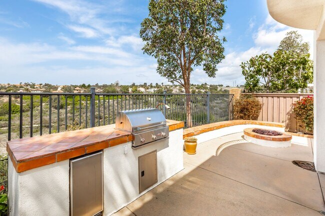 Building Photo - 6213 Paseo Privado