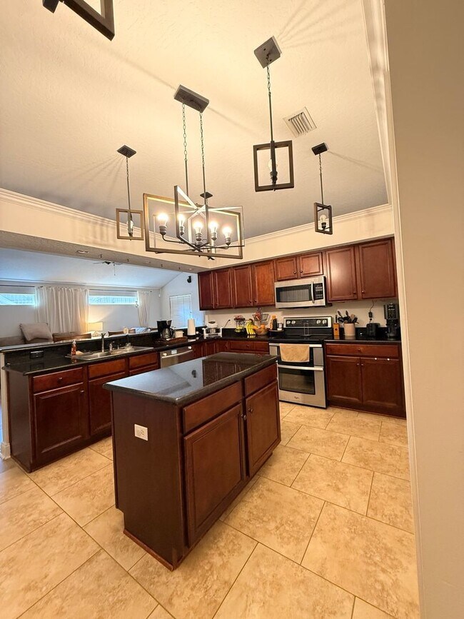 Building Photo - PRIME location Kenwood home with a great backyard!