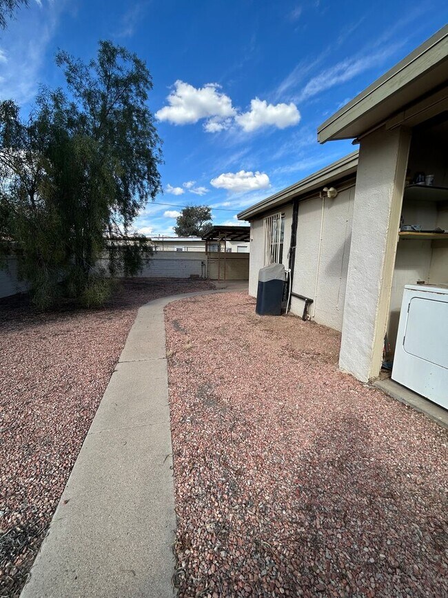 Building Photo - Beautiful 2 Bedroom 1 Bath / Washer & Dryer Included / Large Yard!