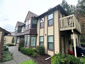 Building Photo - Upper Unit Fourplex Very Nice Spacious 2 B...