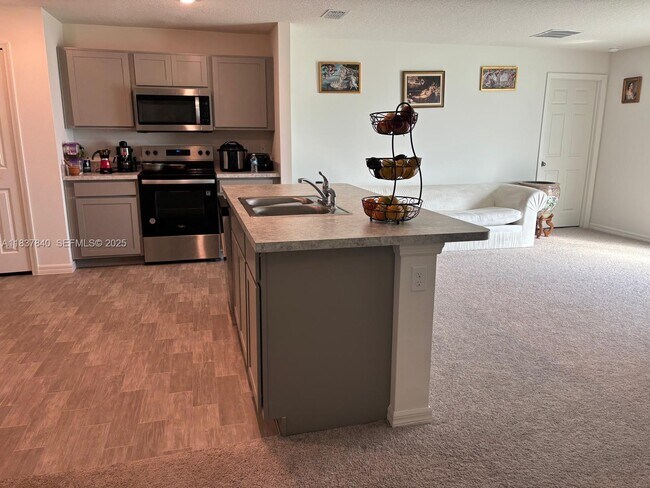 Building Photo - 1073 SW Eureka Ave