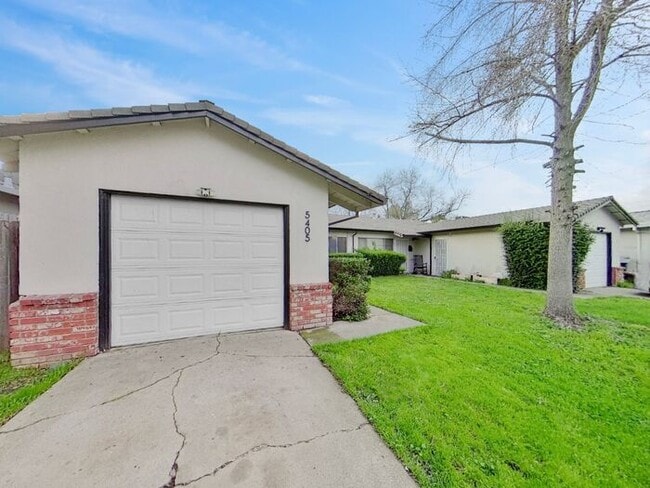 Building Photo - 2BR/1BA House w/ Fenced Yard + Garage In Carmichael