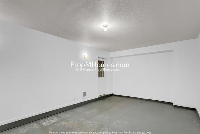 Building Photo - Spacious Townhome in Tanasbourne!