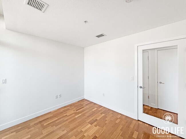 Building Photo - Sophisticated 1BD/2BA Condo in Marina District with City & Bay Views, Office & Resort-Style Ameni...